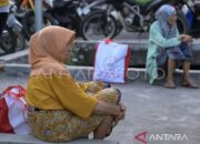 Jokowi berbagi sembako kepada warga mataram