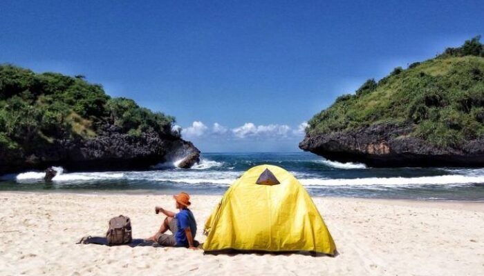 Ini Alat Yang Sangat Penting Dibawa Saat Camping di Pantai