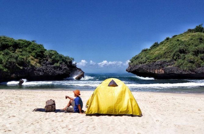 Ini Alat Yang Sangat Penting Dibawa Saat Camping di Pantai