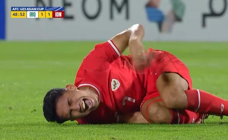 Momen Marcelino Ferdinand MERAUNG KESAKITAN Ketika Di Injak Pemain Irak. Kartu Kuning untuk pemain Irak