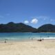 Indahnya Pantai Lampuuk Aceh buat pengunjung tak mau pulang ( Photo : Traveling.co.id)