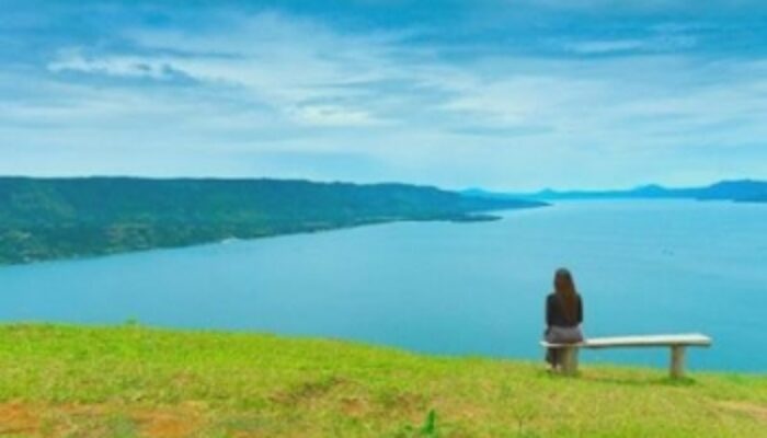 Indahnya Danau Toba Dari Bukit Senyum Mutong, Buat Pikiran Kembali Fresh