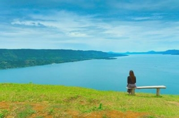 Indahnya Danau Toba Dari Bukit Senyum Mutong, Buat Pikiran Kembali Fresh