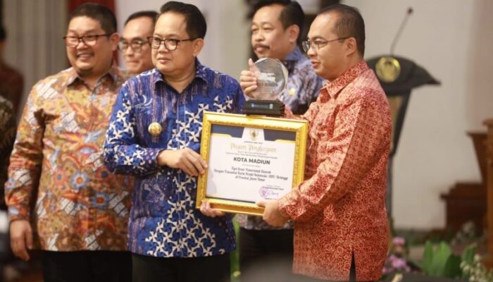 Pj Wali Kota Madiun Terima Penghargaan Dari Pj Gubernur Jatim