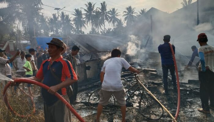 Dua rumah semi permanen ludes dilalap sijago merah di Tanjungberingin