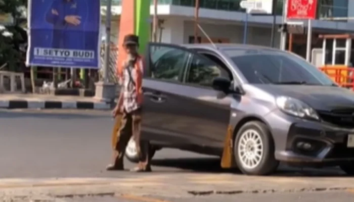 Tukang Parkir Viral Kerja Naik Brio, Netizen Saya Naiknya Beat