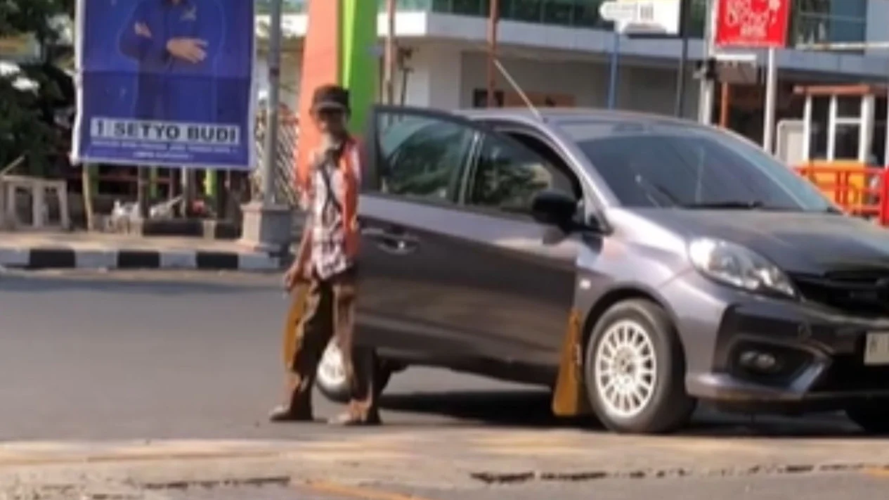 Tukang Parkir Viral Kerja Naik Brio, Netizen Saya Naiknya Beat