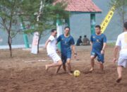 Serunya Fun Match Sepak Bola Pantai Prigi, Semarakkan HUT APKASI ke-24 di Trenggalek