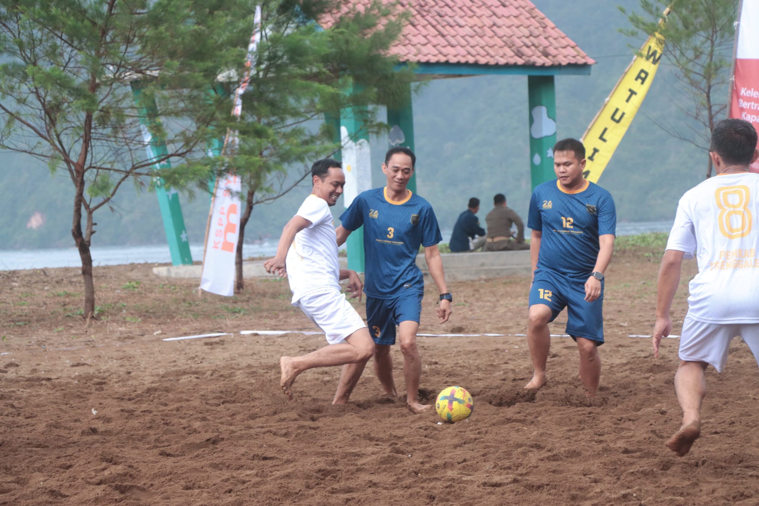 Serunya Fun Match Sepak Bola Pantai Prigi, Semarakkan HUT APKASI ke-24 di Trenggalek