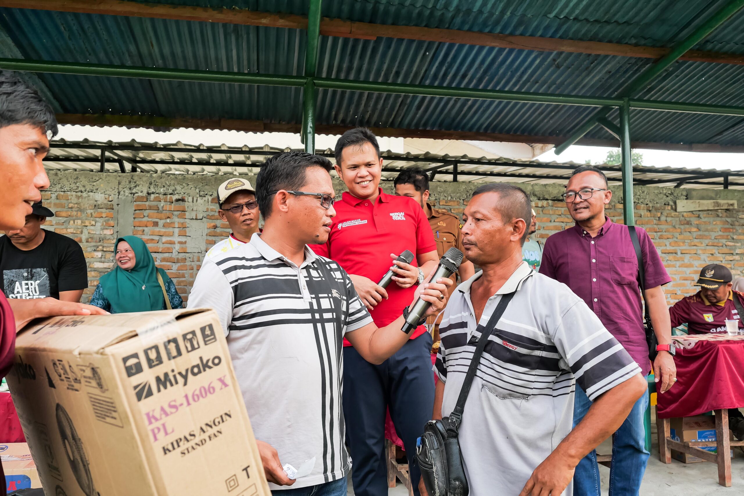 Wakil Bupati Sergai Serahkan Hadiah Lucky Draw, Pedagang dan Suporter Banjir Hadiah