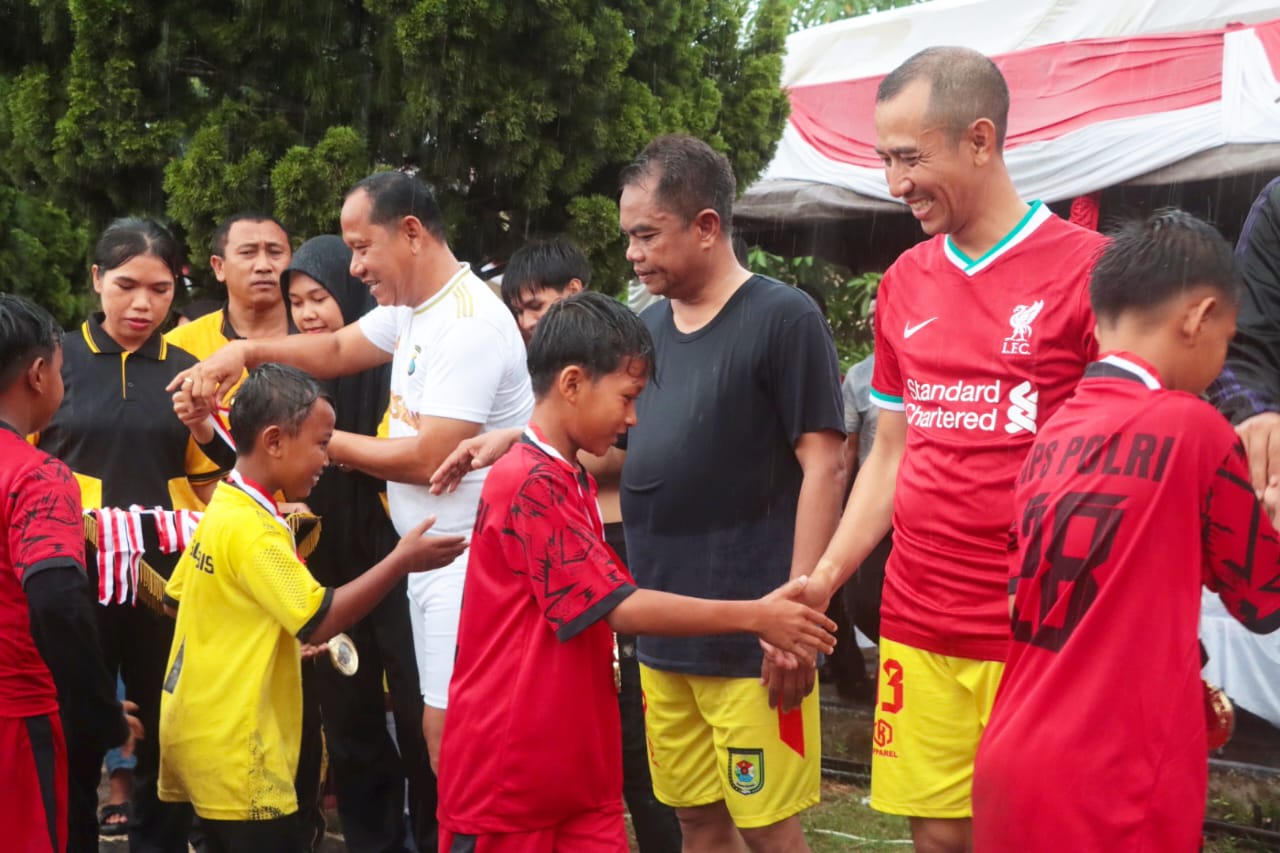 Bupati Darma Wijaya Motivasi Generasi Muda, Turnamen Sepak Bola U12 HUT Bhayangkara Polres Sergai Ditutup