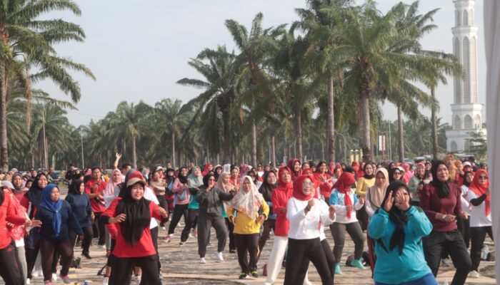 Bupati Sergai Ajak Masyarakat Hidup Sehat Lewat Senam Bersama di Alun Alun