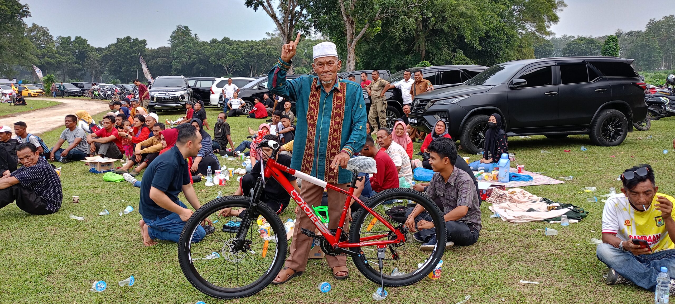 Kakek 77 Tahun Raih Sepeda dari Turnamen Sepakbola Sergai
