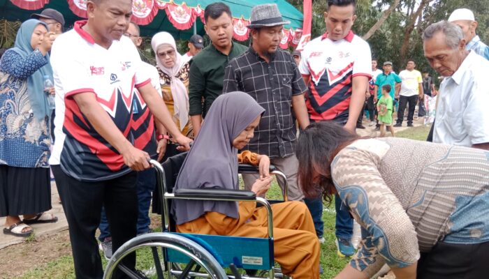 Darma Wijaya Sentuh Hati Warga, Serahkan Kursi Roda di Tengah Meriahnya Turnamen Sepak Bola