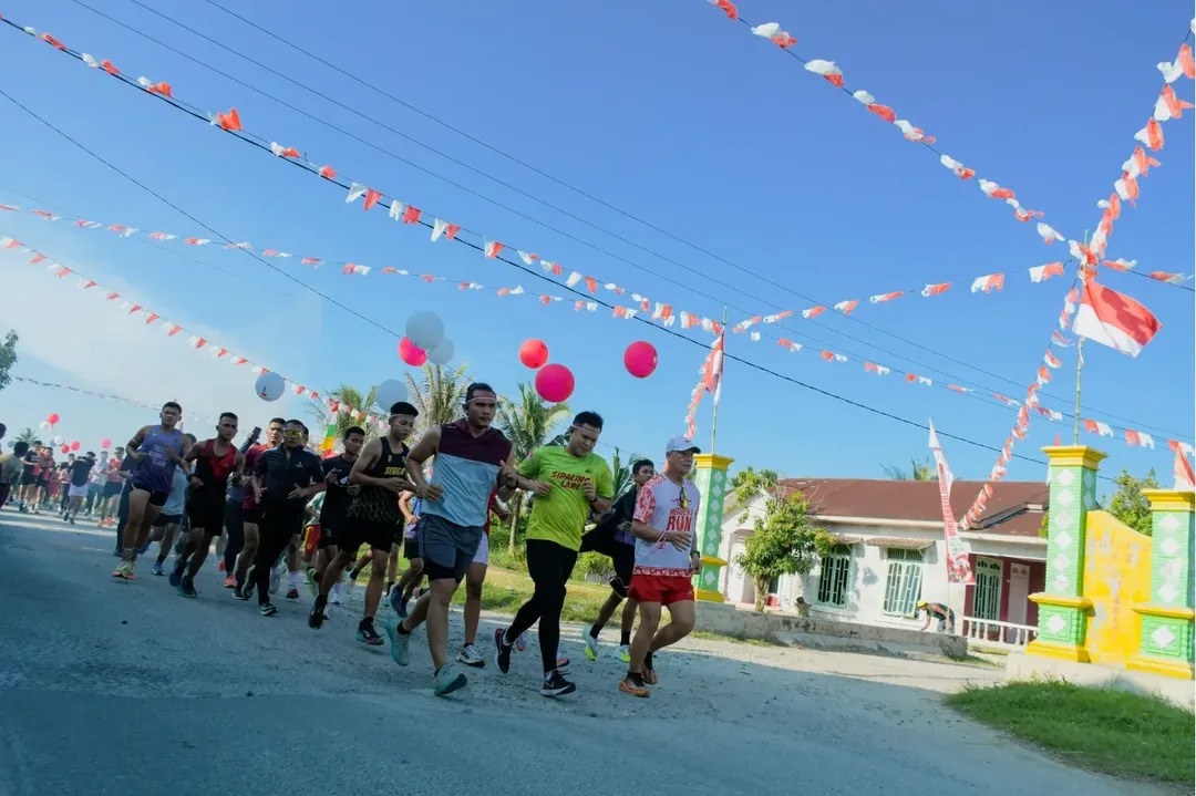 Ratusan Pelari Sergai Meriahkan HUT RI ke-79 dengan Fun Run 7 KM Bersama Wabup Adlin Tambunan