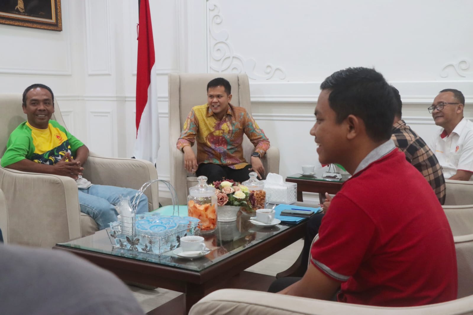 Wabup Sergai Berikan Penghargaan Atlet Sepak Takraw Berprestasi
