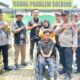 Peduli Sesama, Polres Sergai Bersama Pegiat Sosial Serahkan Kursi Roda Remaja Disabilitas