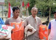 M. Holiluddin SE Ketua HNSI Sergai Berikan Bantuan Jaket Pelampung, Nelayan Terdampak Gelombang Laut