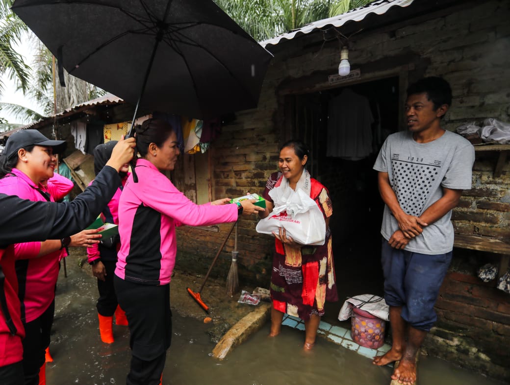 Ibu Histeris Cari Anak Hilang Terseret Banjir Tebing Tinggi, Tim SAR Berjibaku
