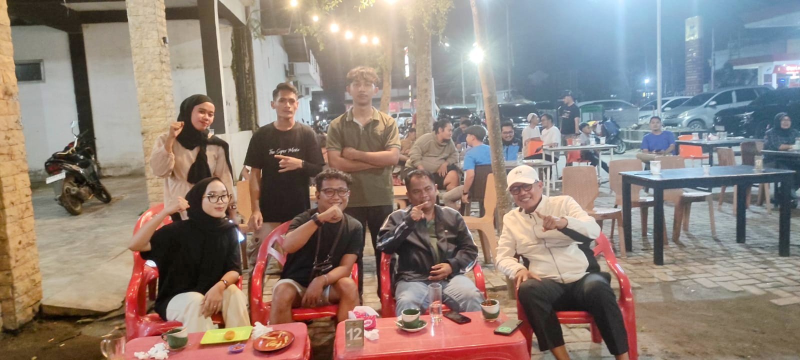 Darma Wijaya Nobar Bareng Warga, Buktikan Kesederhanaan dan Dukungan pada UMKM