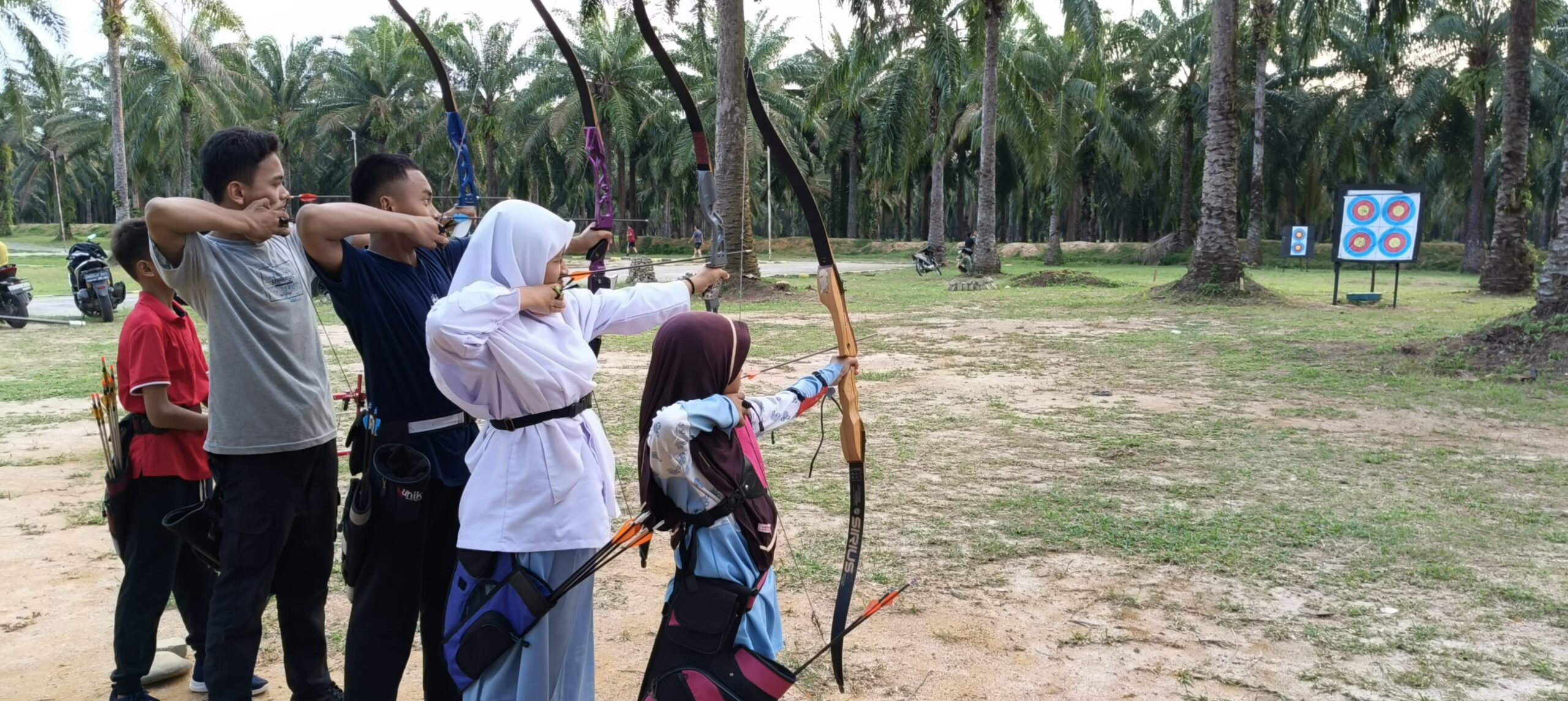 Warga Manfaatkan Alun-Alun Sergai Tempat Pembinaan Olahraga Panahan