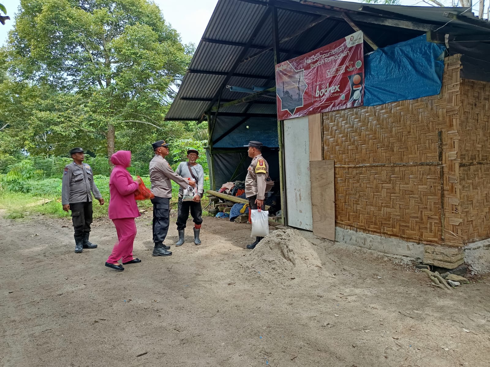 Polsek Firdaus Gelar Bansos untuk Bantu Warga Kurang Mampu di Sei Parit