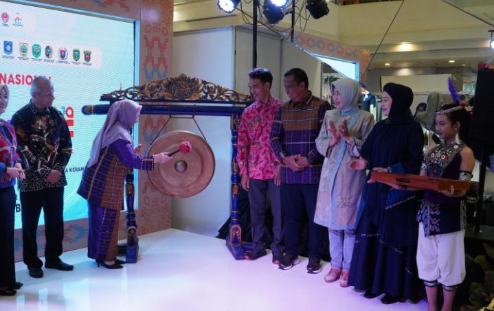 Pj. Ketua Dekranasda Kota Tebing Tinggi Hadiri Acara Gebyar Kriya Nusantara 2024