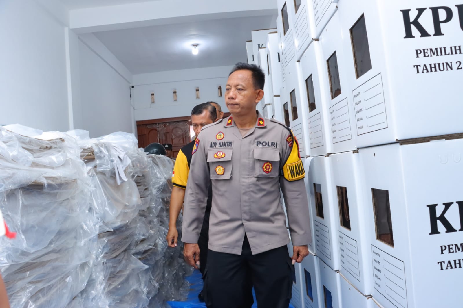 Cek Gudang Logistik KPU, Wakapolres Tebing Tinggi Pantau Pengepakan Surat Suara Pilkada 2024