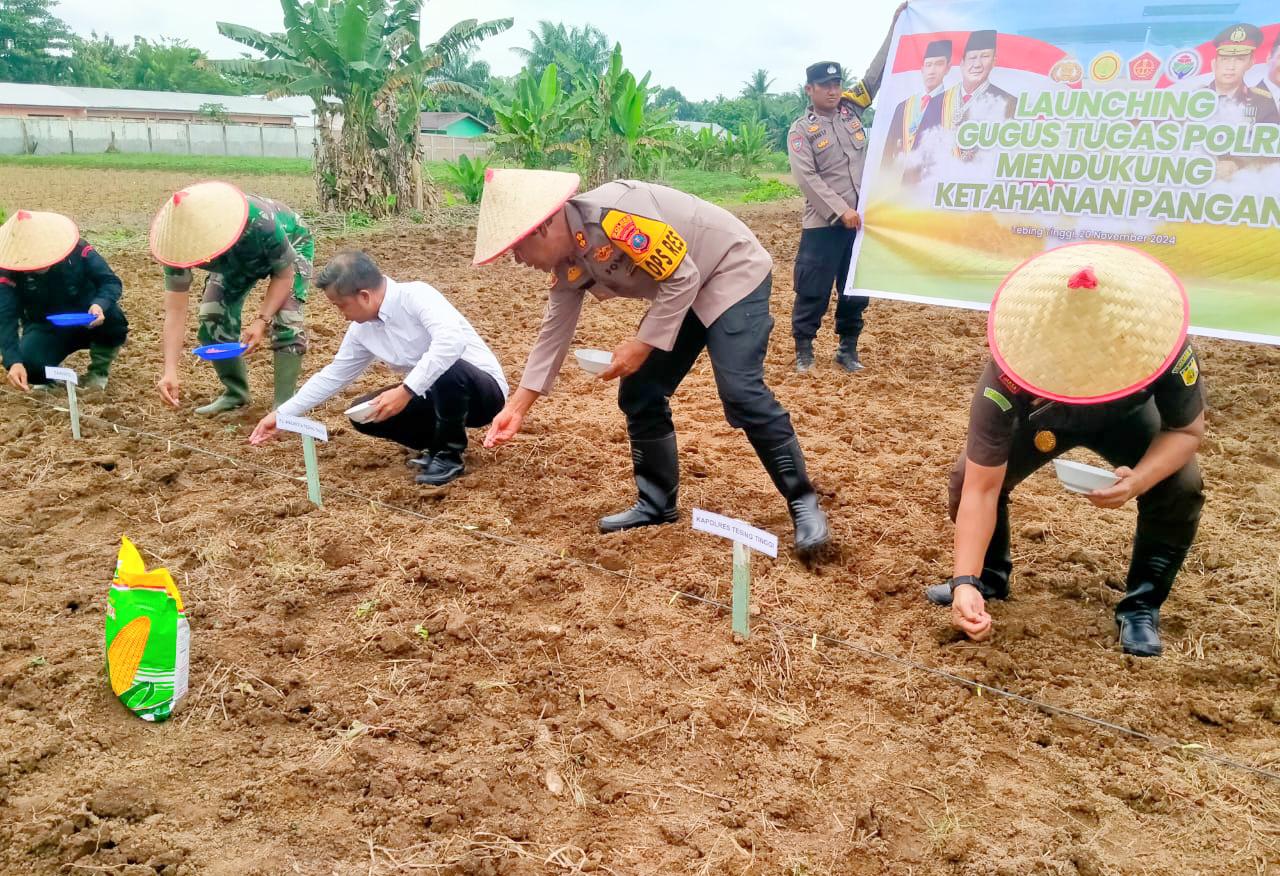 Jalankan Program Presiden RI, Kapolres Tebing Tinggi Tanam Bibit Jagung di Padang Hulu