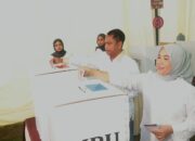 Bupati Sergai Gunakan Hak Pilih di TPS 7, Ajak Warga Tetap Nyoblos