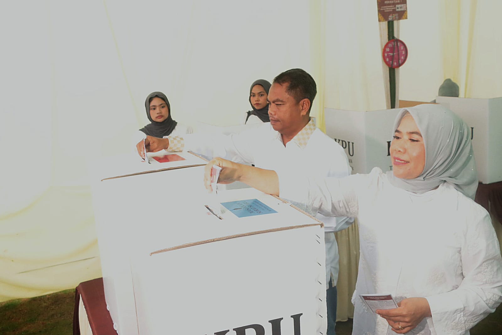 Bupati Sergai Gunakan Hak Pilih di TPS 7, Ajak Warga Tetap Nyoblos
