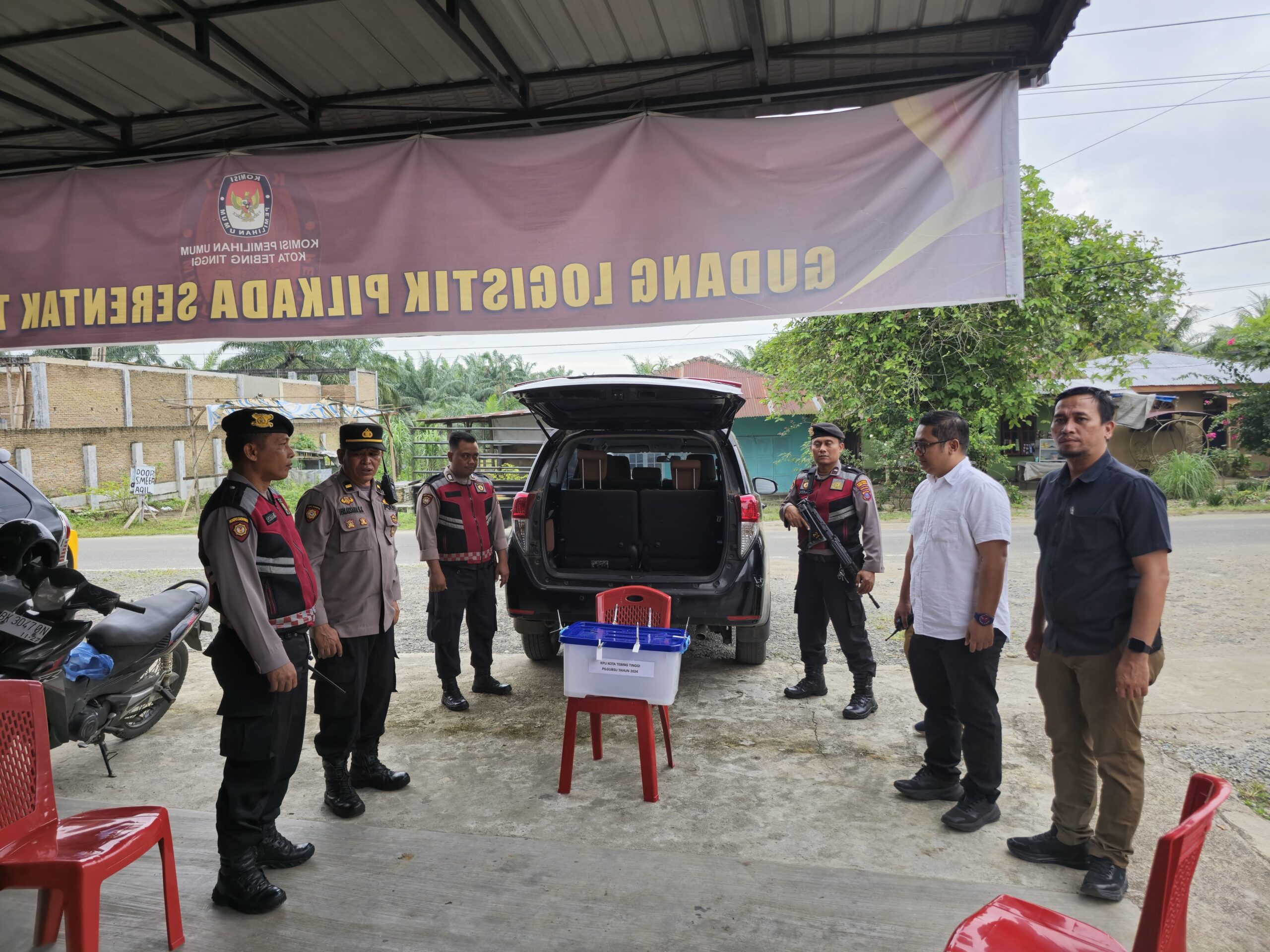 Polres Tebing Tinggi Kawal Pengiriman Logistik Pilkada ke KPU Sumut