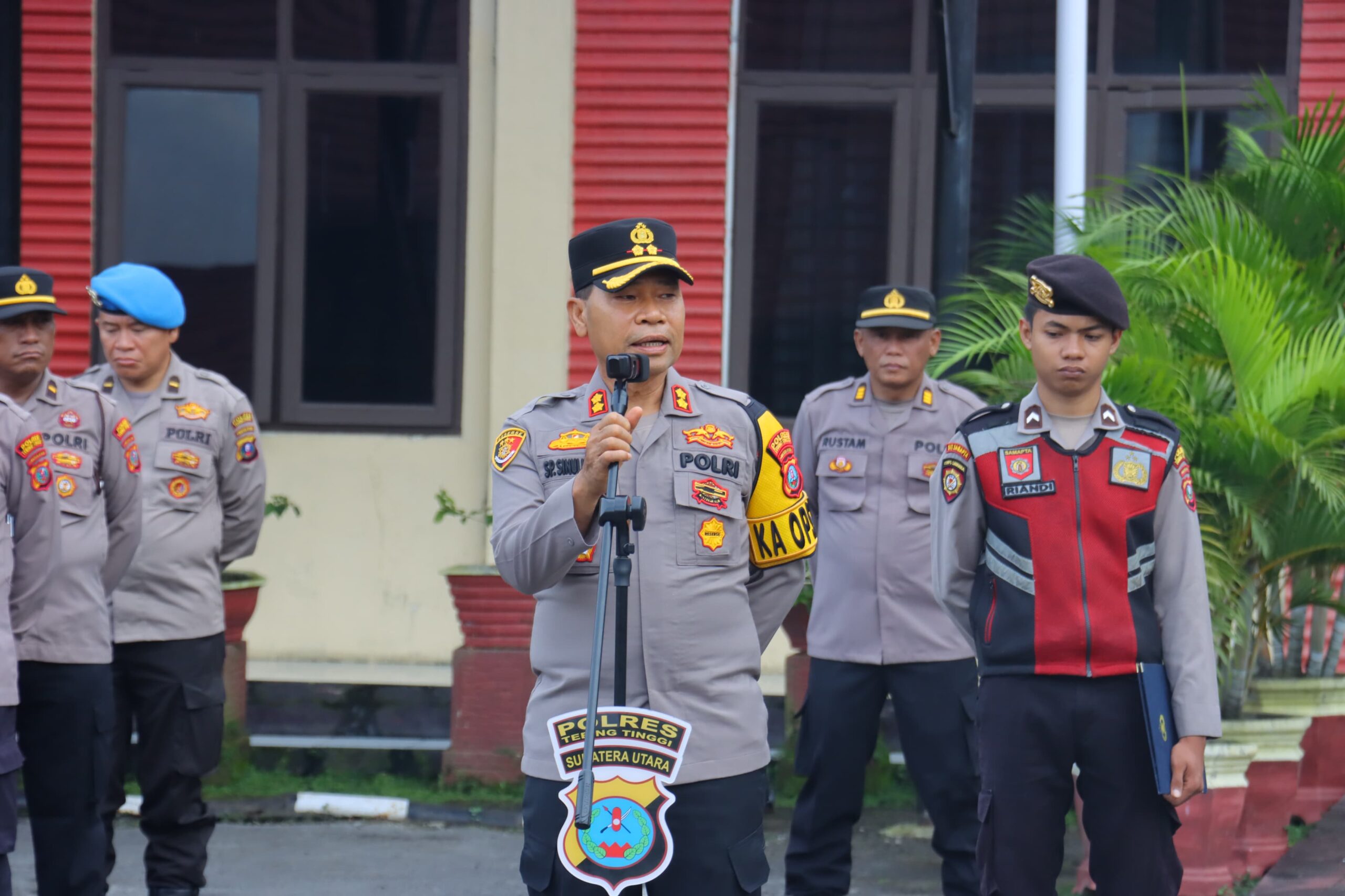 Apel Pagi, Kapolres Tebing Tinggi Serahkan Bingkisan Nataru