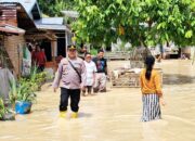 Banjir Genangi Pemukiman Warga, Kapolsek Dolok Merawan Turun Beri Bantuan Sembako