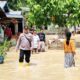 Banjir Genangi Pemukiman Warga, Kapolsek Dolok Merawan Turun Beri Bantuan Sembako
