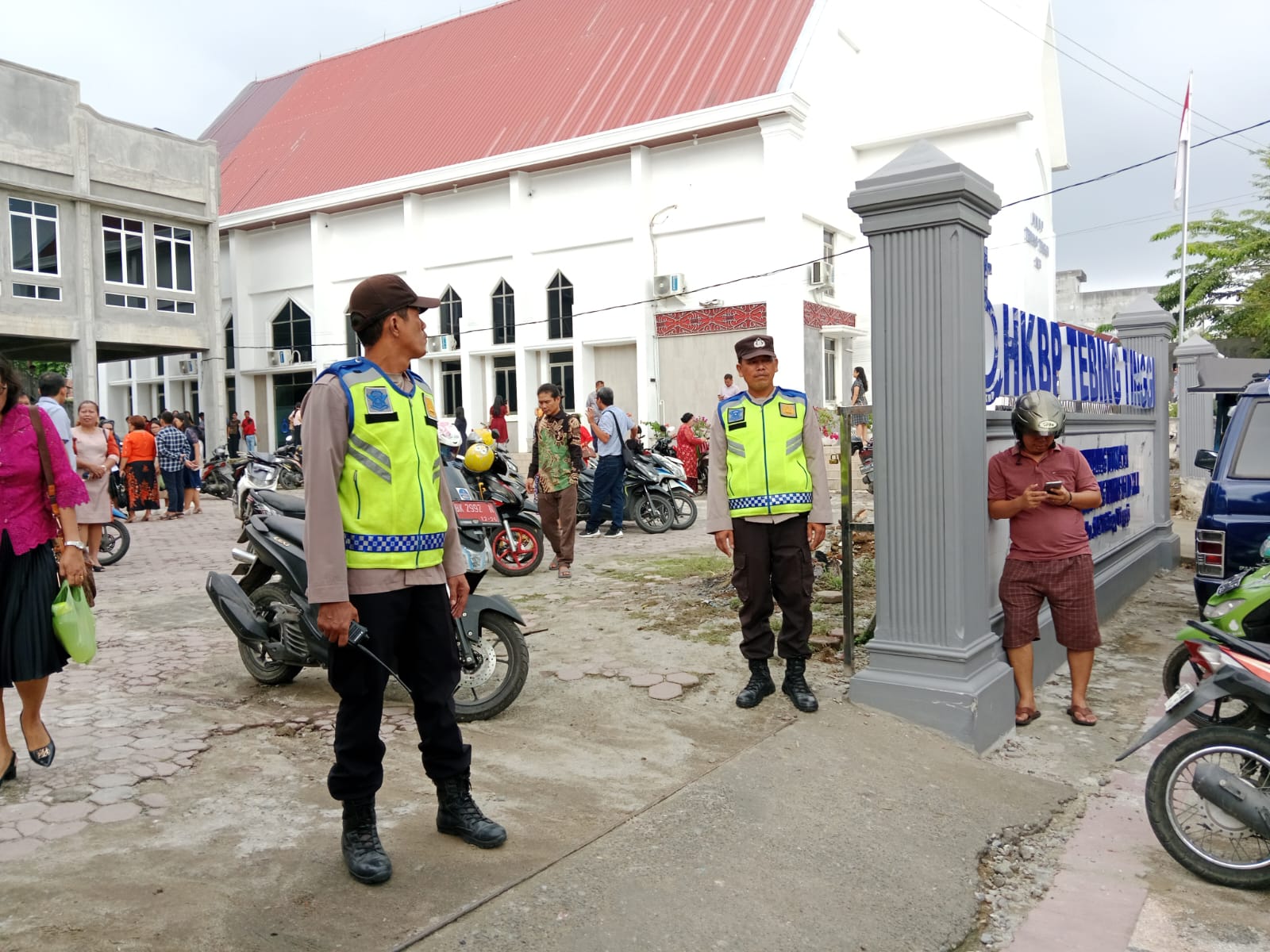 Polsek Padang Hilir Berikan Pengamanan Ibadah Minggu di Beberapa Gereja