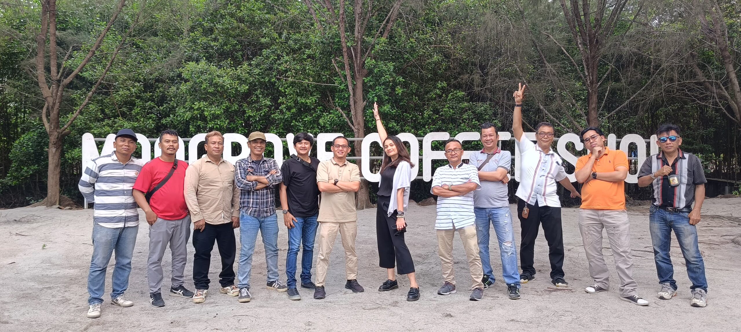 Insan Pers dan RSI Ngopi Hits di Tengah Keasrian Hutan Mangrove Coffee Shop