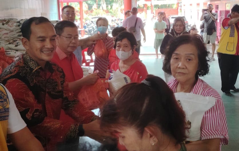 Sofyan Tan dan Walikota Tebing Tinggi Terpilih Iman Irdian Saragih Berbagi Paket Imlek Buat Warga Tionghoa