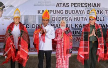 Bupati Sergai H. Darma Wijaya dan Wabup Sergai H. Adlin Tambunan memakai pakaian adat batak. (Dok Kominfo Kab Sergai)