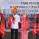 Bupati Sergai H. Darma Wijaya dan Wabup Sergai H. Adlin Tambunan memakai pakaian adat batak. (Dok Kominfo Kab Sergai)