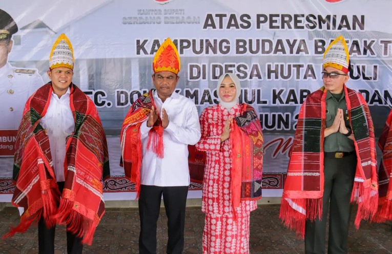 Bupati Sergai H. Darma Wijaya dan Wabup Sergai H. Adlin Tambunan memakai pakaian adat batak. (Dok Kominfo Kab Sergai)
