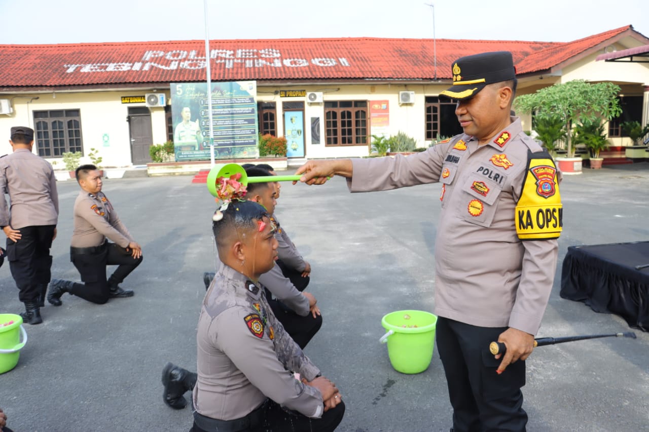Tradisi Siraman, Kapolres Tebing Tinggi Sambut 10 Bintara Remaja Tahun 2025