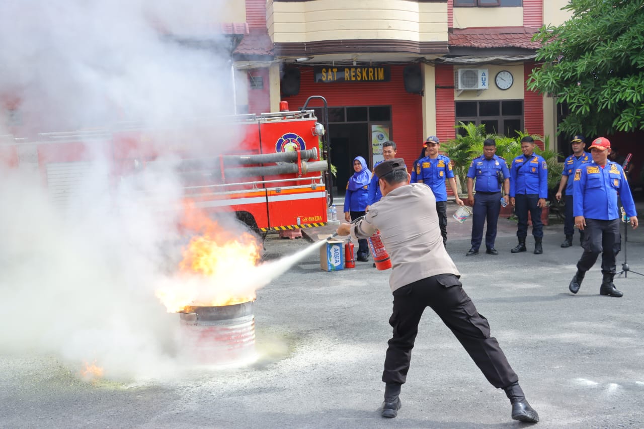 Bersama Dinas Damkar, Polres Tebing Tinggi Sosialisasi Pemadaman Api