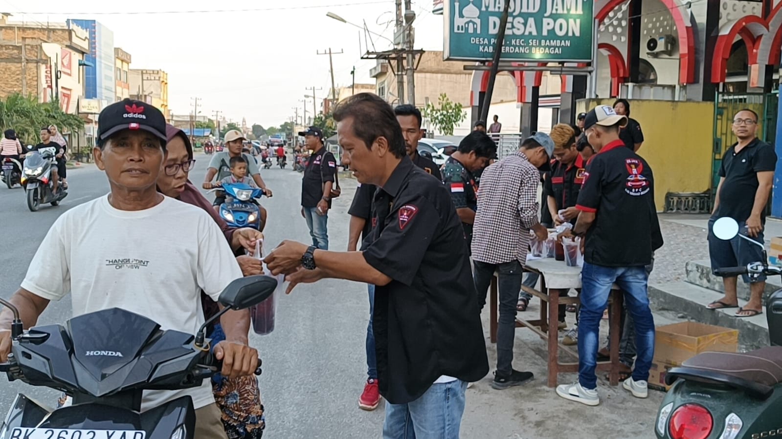 DPC GRIB Jaya Sergai Bagikan 300 Takjil di Awal Ramadan