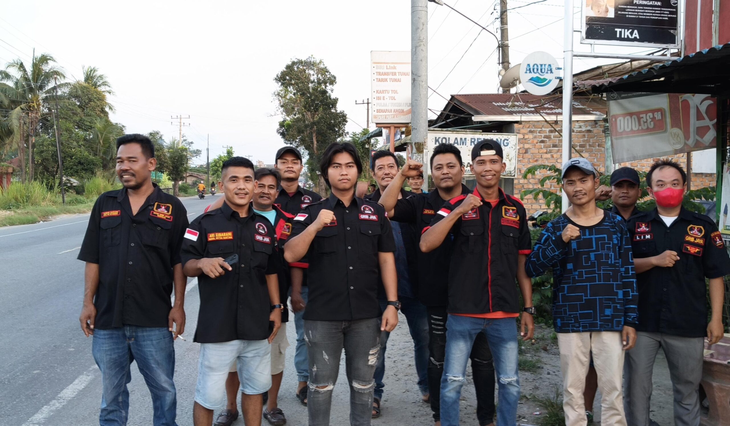 GRIB Sergai Bagikan 600 Takjil di Jalinsum, Bantu Warga Berbuka Puasa