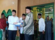 Wabup Adlin Santuni Kaum Duafa dalam Safari Ramadan di Pantai Cermin Kanan
