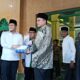 Wabup Adlin Santuni Kaum Duafa dalam Safari Ramadan di Pantai Cermin Kanan