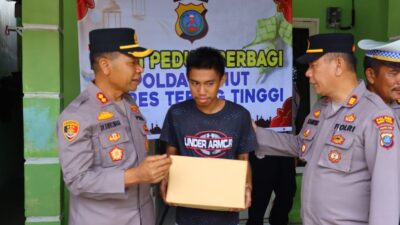 Kapolres Tebing Tinggi Salurkan Bansos Guna Berbagi Kebahagiaan di Bulan Ramadhan Kapolres Tebing Tinggi Salurkan Bansos Guna Berbagi Kebahagiaan di Bulan Ramadhan