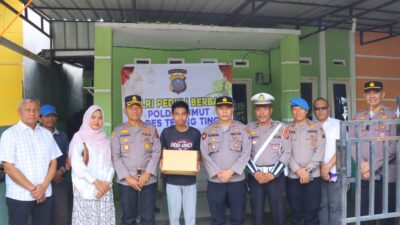 Kapolres Tebing Tinggi Salurkan Bansos Guna Berbagi Kebahagiaan di Bulan Ramadhan Kapolres Tebing Tinggi Salurkan Bansos Guna Berbagi Kebahagiaan di Bulan Ramadhan
