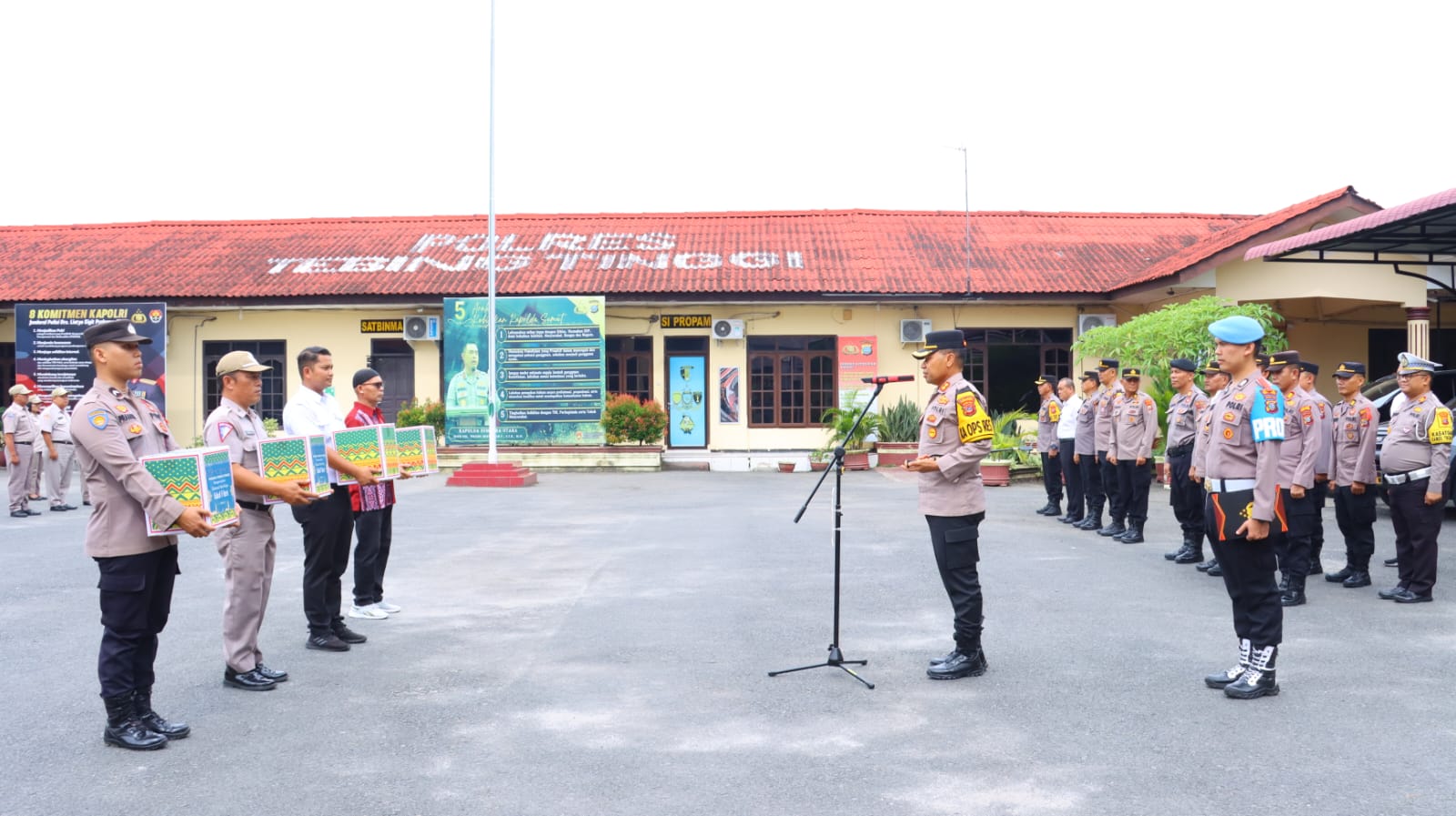 Kapolres Tebing Tinggi Bagikan 380 Paket Lebaran kepada Personel dan Mitra Polri